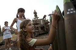 Israel: Educación para la ciudadanía sionista. Niñas judías firman las bombas que destriparán a los niños árabes de Gaza